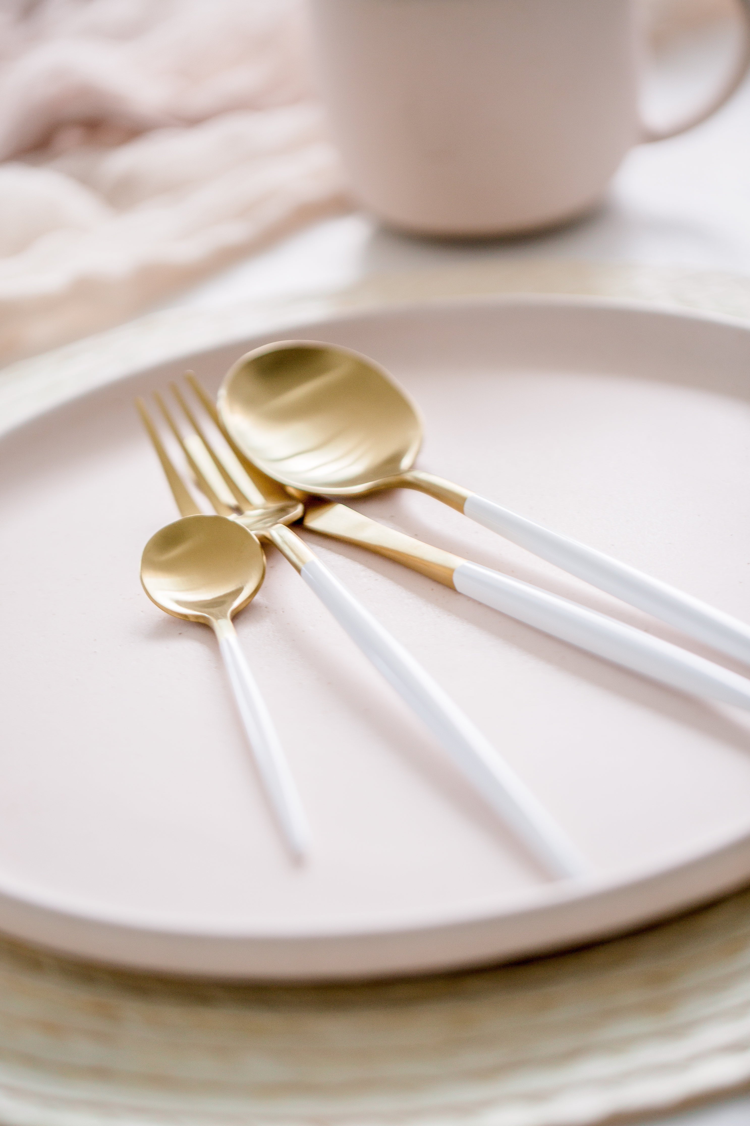 http://casa-papaya.com/cdn/shop/collections/gold-and-white-cutlery-on-plate.jpg?v=1674673621