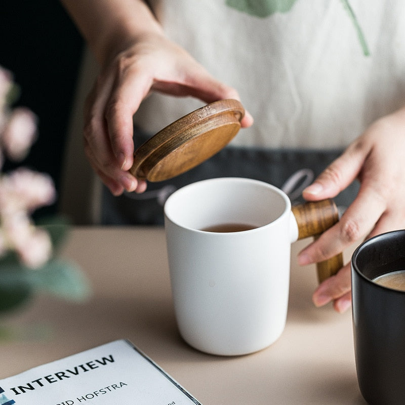 WOODEN HANDLE MUG WHITE - Casa Papaya